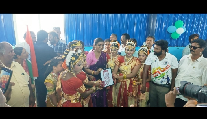 Navanandi students meet RK Roja
